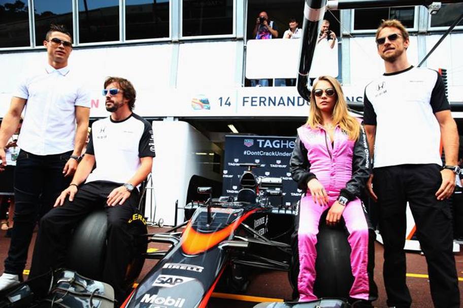 Foto di gruppo con i piloti McLaren. Getty